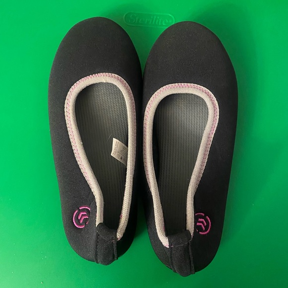 Black womans NWOT Isotoner slippers - Picture 2 of 5